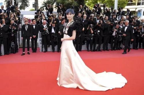 娱乐吃瓜女明星走红毯,娱乐女神走红毯，吃瓜群众热议焦点